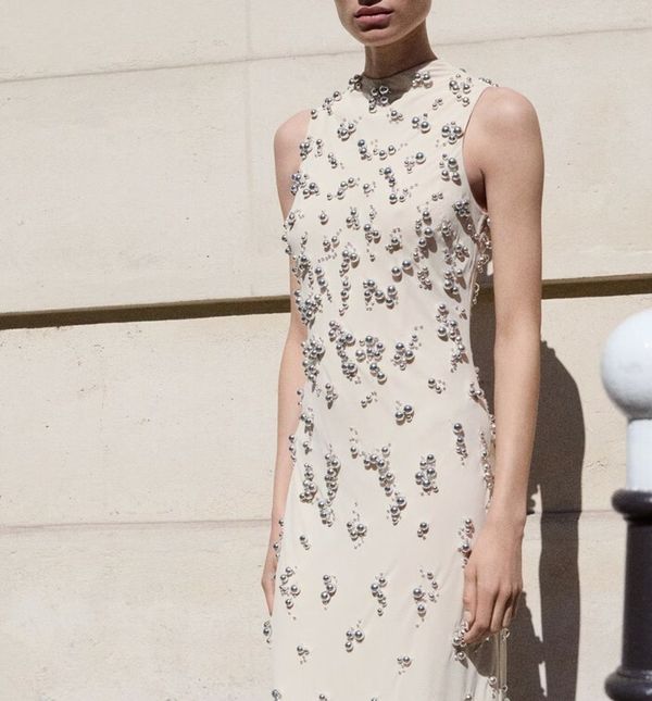 Duga haljina s izvezenim kuglicama