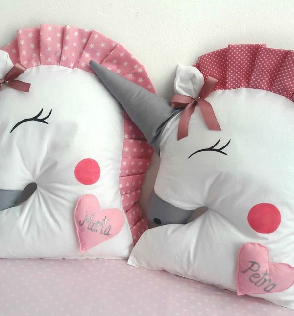 Jastuci s jednorozima nisu samo dekorativni jer su dovoljno veliki da se na njima može i spavati