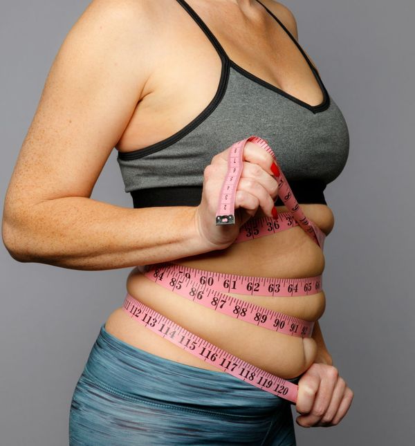 Žena mjeri opseg struka