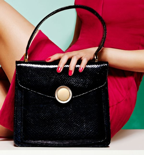 Crna torba fleksibilan je modni dodatak