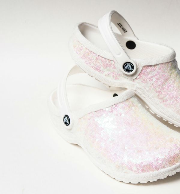 Bijele kroksice ukrašene svjetlucavim perlicama - 1