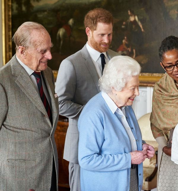 Maleni Archie okružen članovima obitelji
