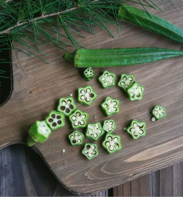 Bamija sadrži ugljikohidrate, magnezij, masti, proteine, vlakna, folnu kiselinu te vitamine B6, A i C