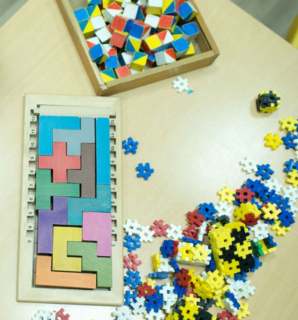 Djevojčica u Montessori vrtiću