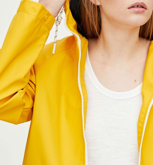 Jakne u jakim bojama mogu uljepšati kišne dane