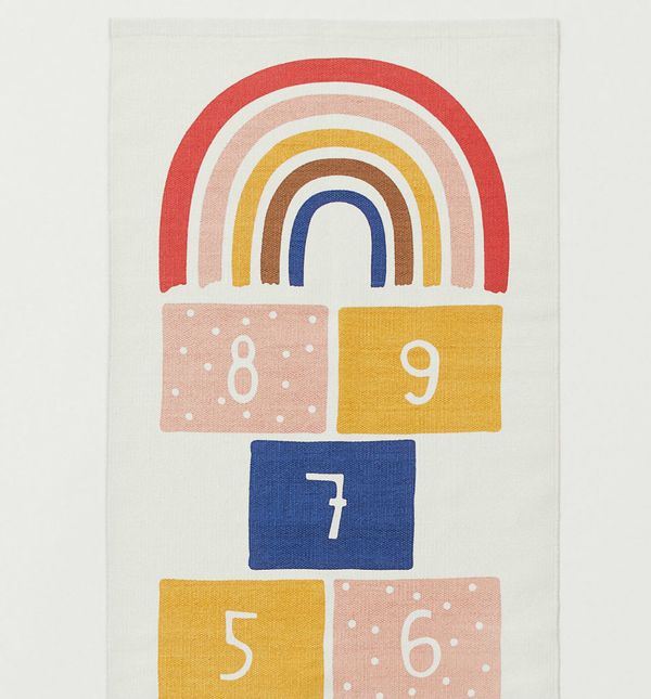 Tepih iz online trgovine H&M Home na kojem se može igrati školica