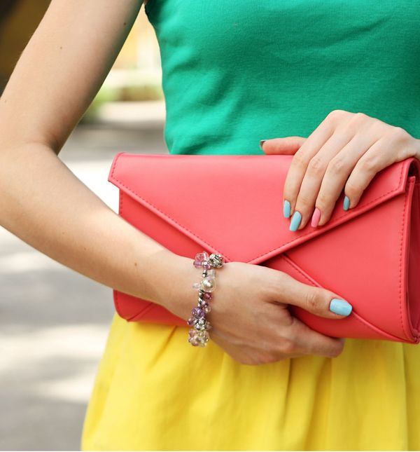 Osvježite garderobu torbicom u koraljnoj boji