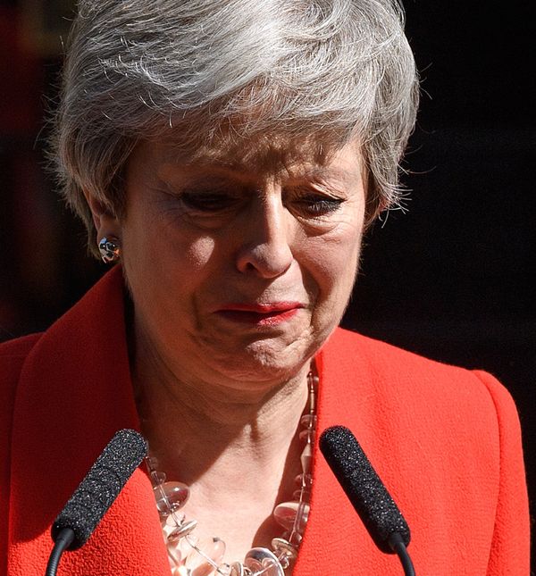 Theresa May u suzama je završila svoj govor ostavke