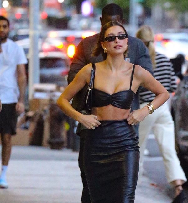 Hailey Bieber u kožnoj suknji