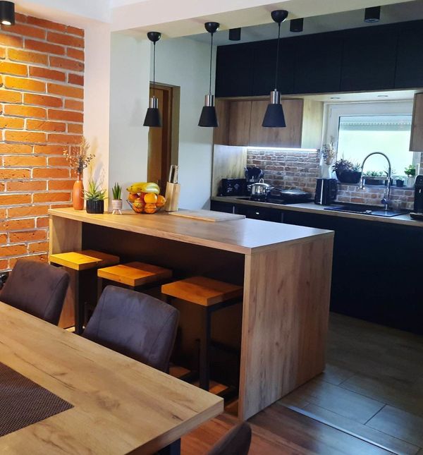 Danijela Novak iz Koprivnice uredila je svoju kuću kao predivan open space s ciglenim zidovima i crnom kuhinjom