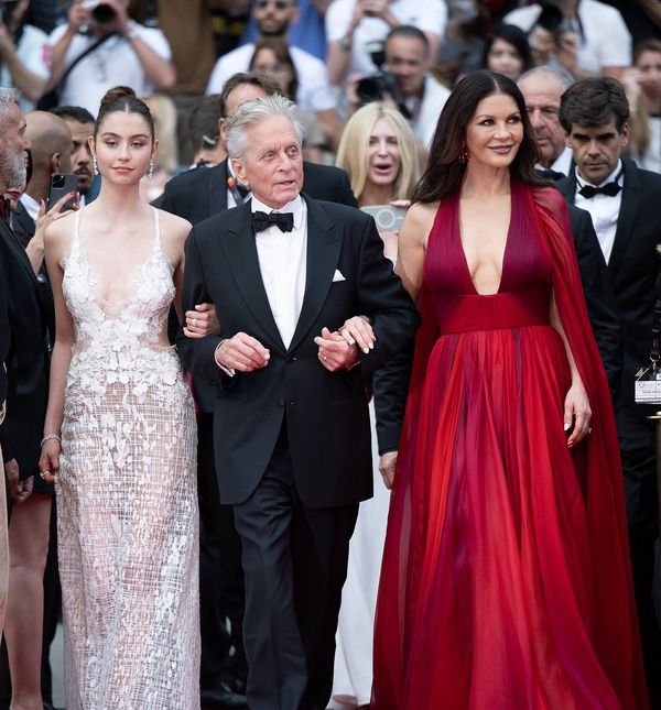 Catherine Zeta-Jones na crvenom tepihu sa suprugom i kćeri