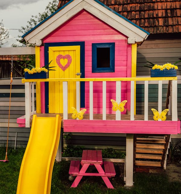 Tata Bojan i djed Ivo iz Strmca Podravskog malenoj Maris izradili su najslađu dvorišnu kućicu s terasom