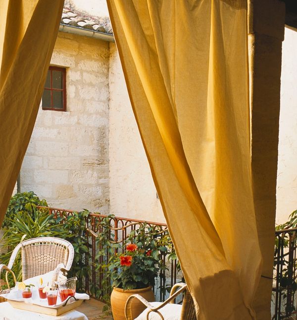 Zavjesa na balkonu daje balkonu dozu romantke