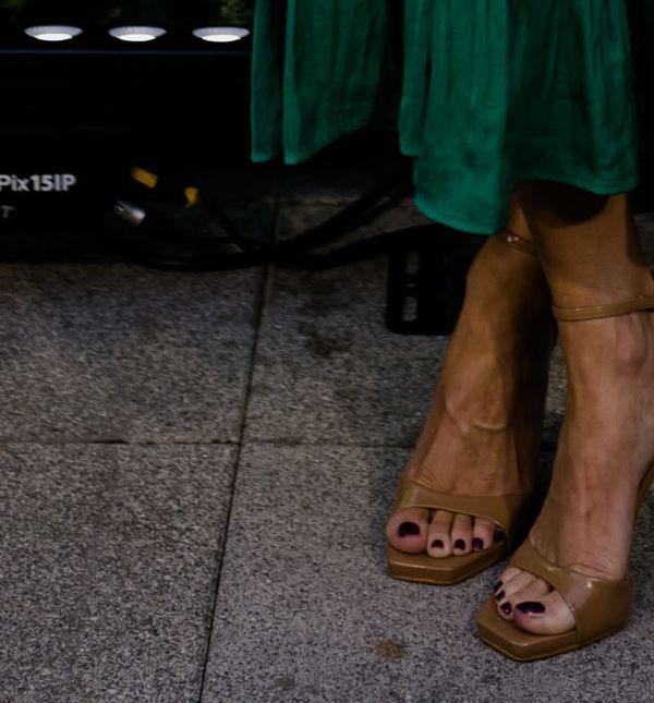 Glumica Petra Kraljev nosi smeđe štikle iz trgovine Aldo