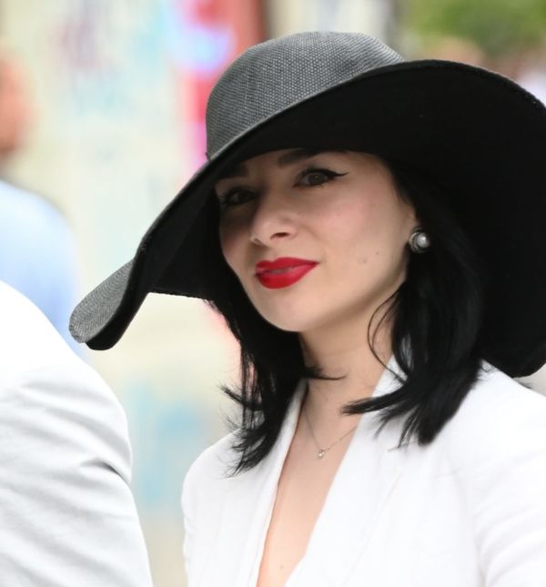 Street style dame iz centra Zagreba u bijelom odijelu i velikom šeširu