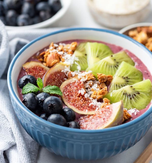 Jogurt s voćem i chia smjenkama