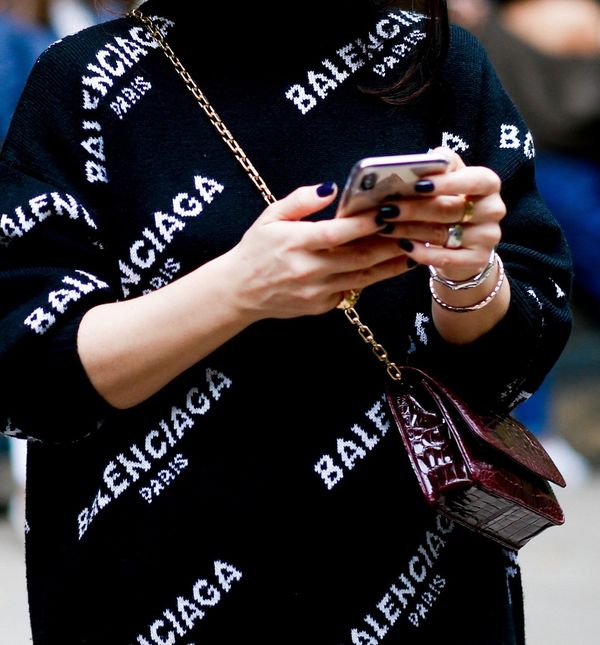 Odjevni komadi i dodaci s logom u street style kombinacijama s Tjedana mode - 2