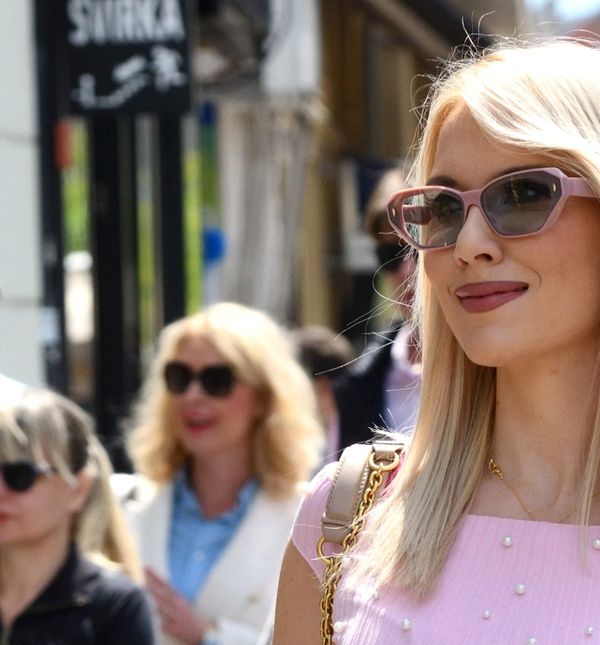 Lijepa plavokosa dama sa zagrebačke špice u transparentnim sandalama