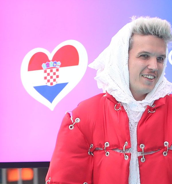 Baby Lasagna na tirkiznom tepihu Eurosonga u kreaciji dizajnerice Antonije Bucić