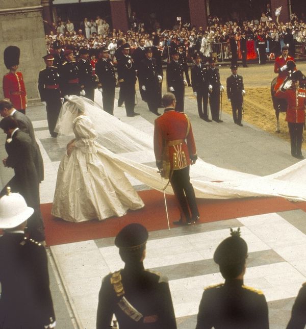 Princeza Diana u vjenčanici s dugim šlepom o kojoj se priča i danas