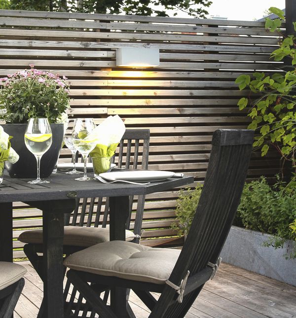 Dvorište obične kuće koje izgleda kao da je dio hotela s pet zvjezdica