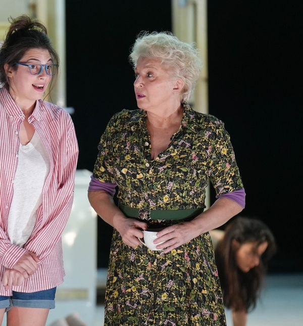 Kraj svijeta u tri čina omnibus je predstava o ženskoj borbi i nasilju nad ženama