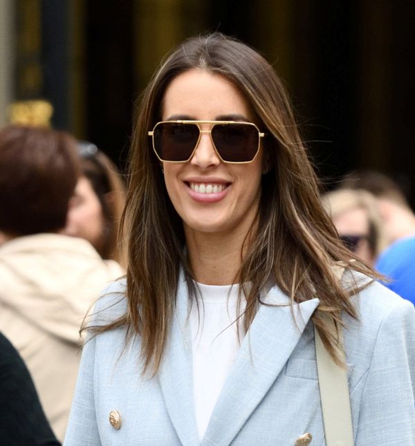 Street style mama iz centra Zagreba u plavo-bijeloj kombinaciji