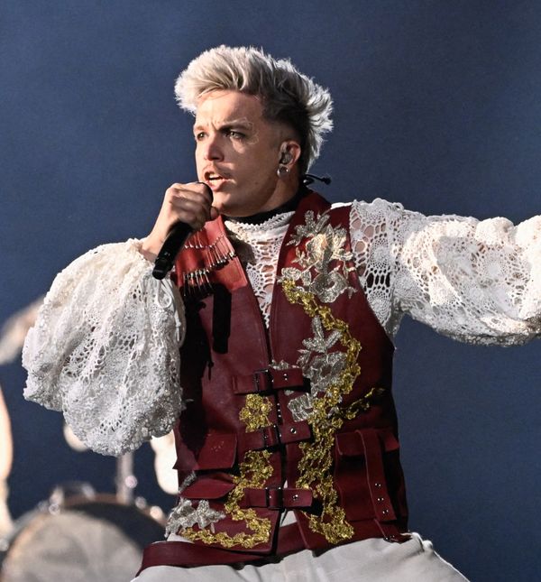 Valentina Pliško za Baby Lasagnu dizajnirala je prekrasan crveni prsluk s imitacijom zlatoveza