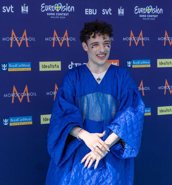 Nemo na tirkiznom tepihu otvorenja Eurosonga 2024.