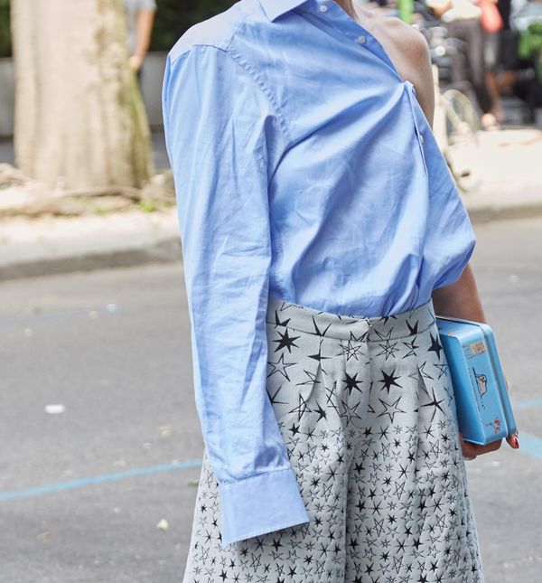 Plavu košulju isplati se dodati u ormar