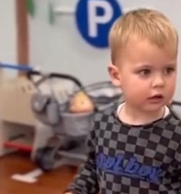 Dječak pleše Rim Tim Tagi Dim