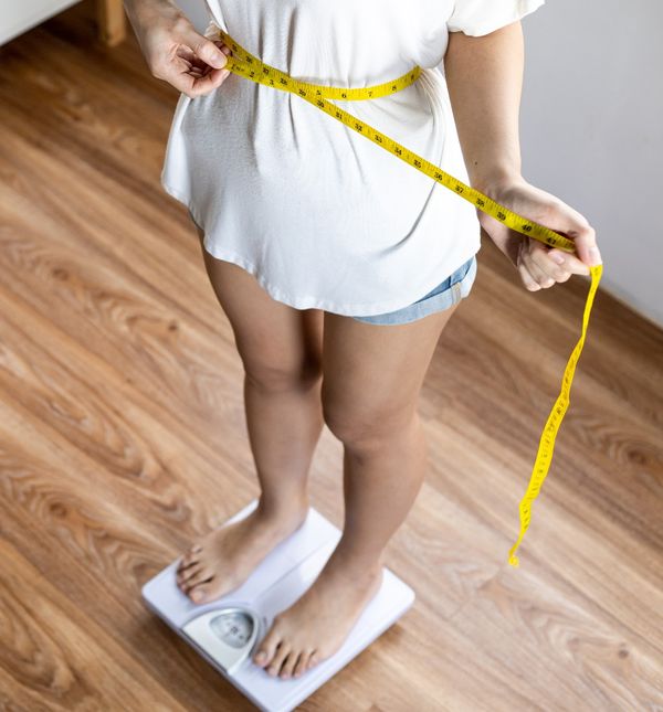 Žena se važe i mjeri