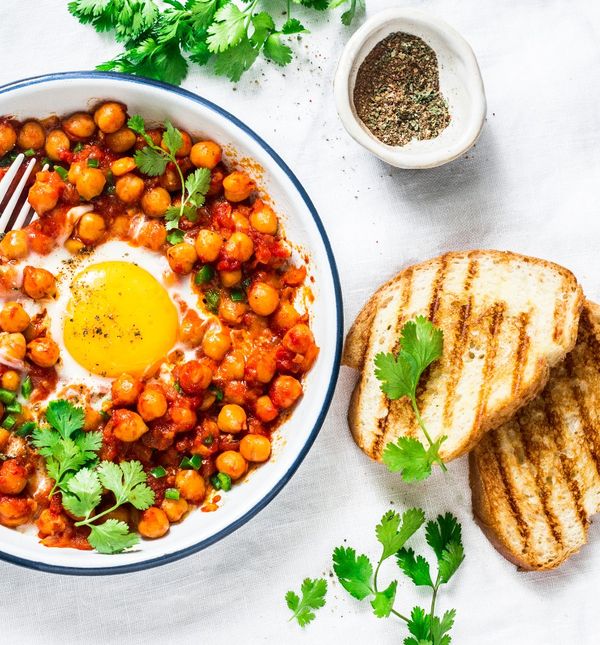 Kuhani slanutak u začinjenom umaku s jajetom na oko