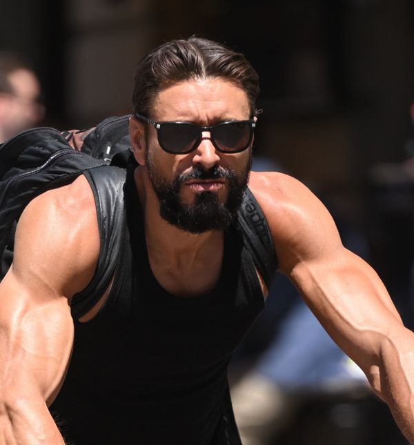 Fit muškarac na biciklu iz centra Zagreba