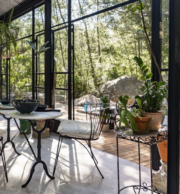 Staklena kuća usred šume izgleda impresivno