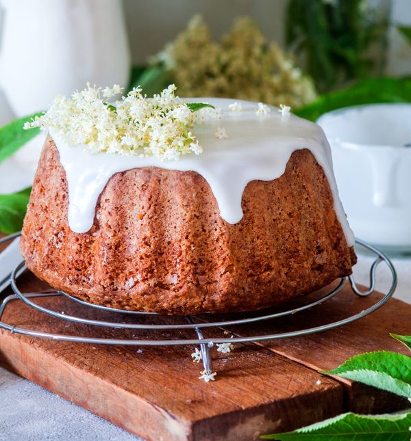 Kolač s glazurom od bazge