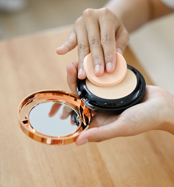 Puderi u kamenu nalaze se u mnogim kozmetičkim torbicama