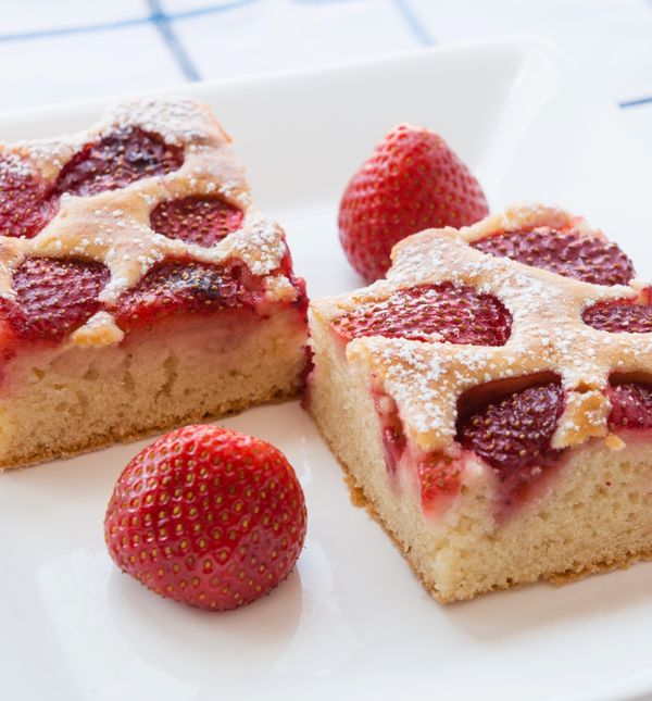 Ako imate griz i jagode, ovaj kolač morate isprobati