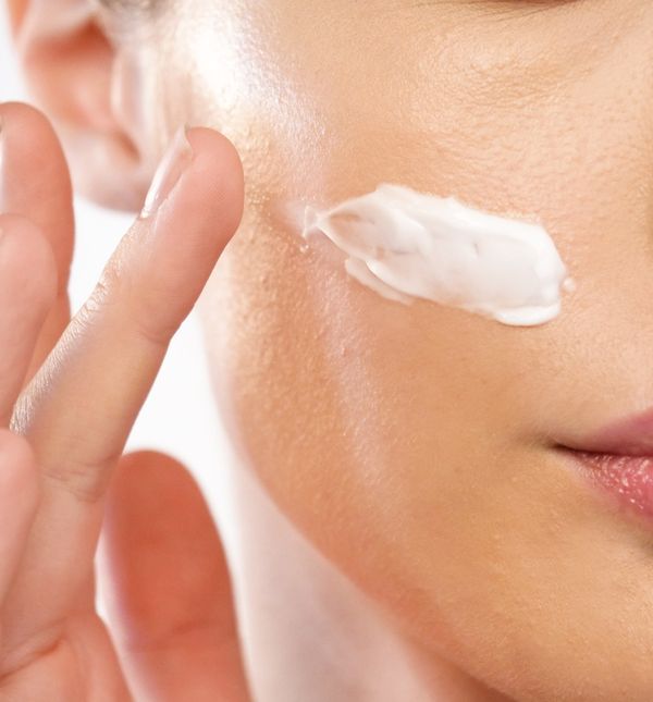 Žena nanosi kremu