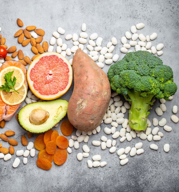 Namirnice poput avokada, banana, bijelog graha, batata i suhih marelica bogate su kalijem