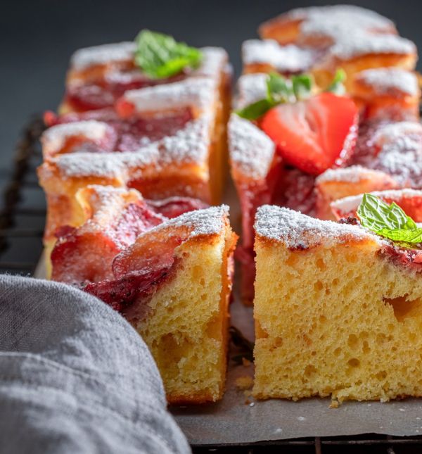 Kolač od jogurta s jagodama