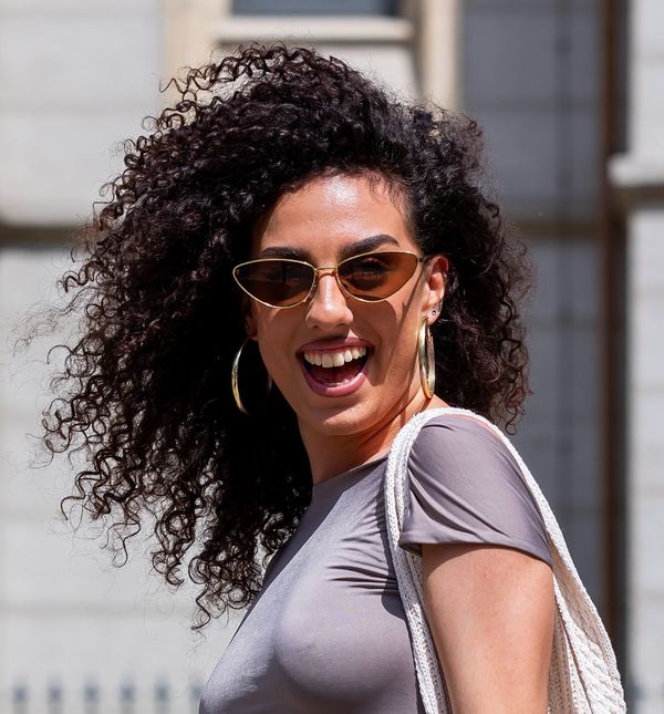 Bijele hlače u street style izdanju ljepotice sa špice