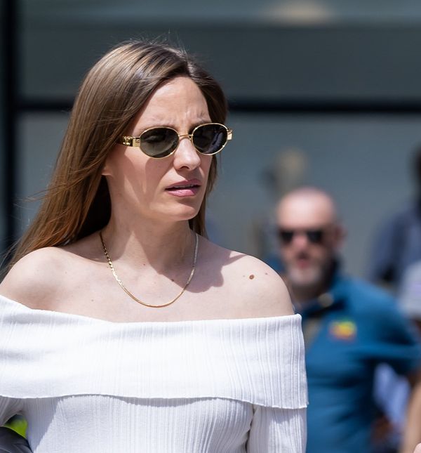 Street style trudnica iz centra Zagreba nosi bijelu pletenu haljinu uskog kroja