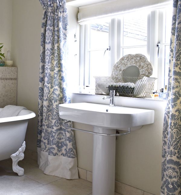 Kupaonice sa zavjesama na prozorima