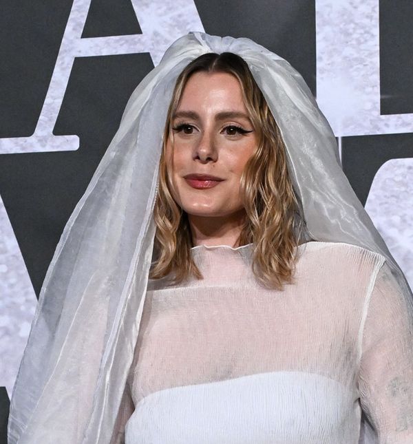 Nika Turković u modnoj kombinaciji u kojoj izgleda poput rokerske mladenke