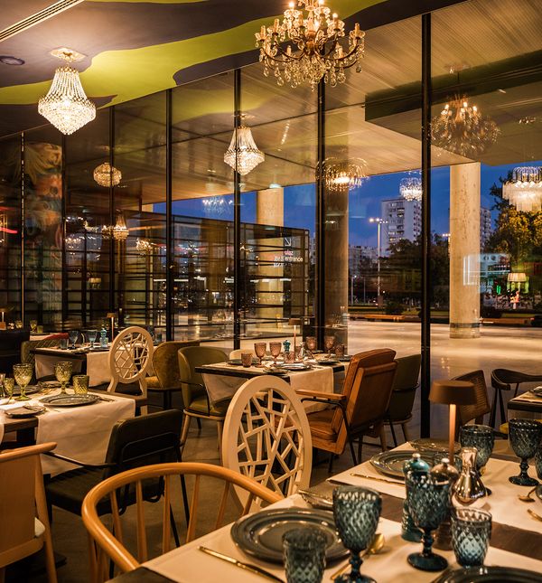 Za vizualno oblikovanje prostora zaslužan je slikar Hrvoje Majer