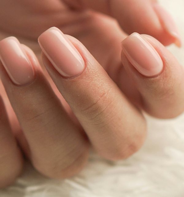 Barely-there manikura