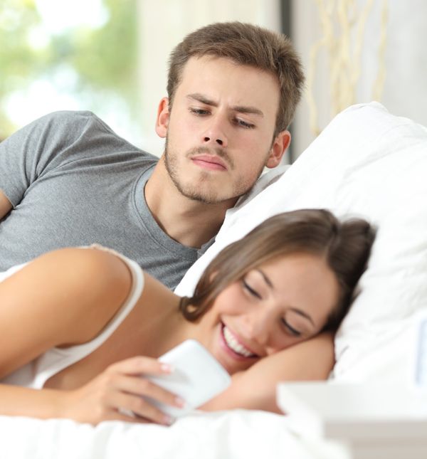 Ako shvatite da vas partner želi udaljiti od prijateljica, vrijeme je za razgovor