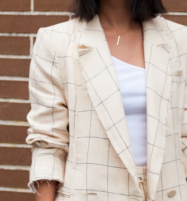 Top osebujnog kroja uljepšat će i poslovnu kombinaciju