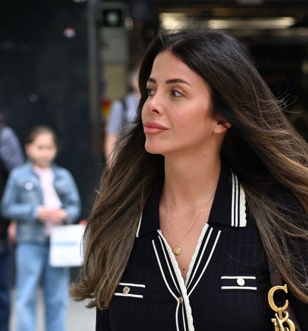 Zagrebačka street stylerica nosi pletenu haljinu sa zgodnim detaljima